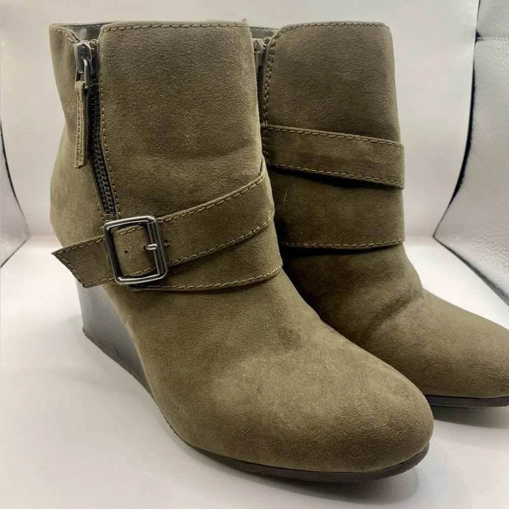 Arizona Jean‎ Company Olive Wedge Boots
